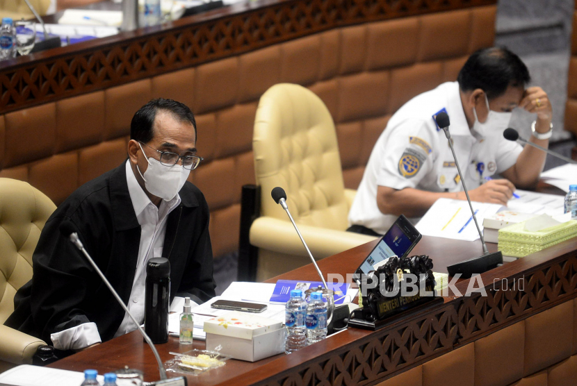 Menteri Perhubungan Budi Karya Sumadi (kiri) mengikuti rapat kerja dengan Komisi V DPR di Kompleks Parlemen, Senayan, Jakarta, Rabu (26/1/2022). Rapat tersebut membahas evaluasi pelaksanaan APBN Tahun Anggaran 2021 Kementerian Perhubungan dan program kerja Tahun 2022.
