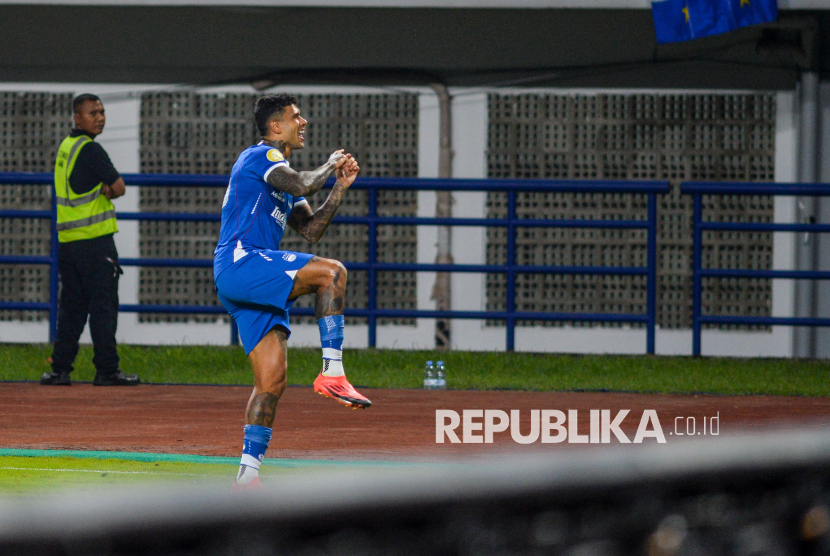 Pesepak bola Persib Bandung Ciro Alves melakukan seleberasi 